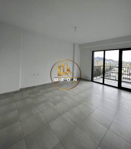 Tirane, jepet me qera ambjent biznesi Kati 10, 150 m² 1.000 Euro (Komuna e Parisit)