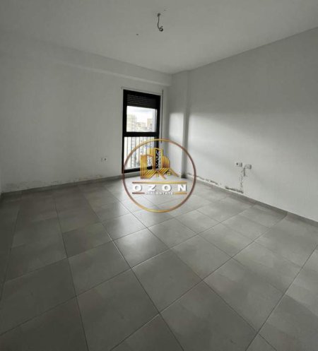 Tirane, jepet me qera ambjent biznesi Kati 10, 150 m² 1.000 Euro (Komuna e Parisit)