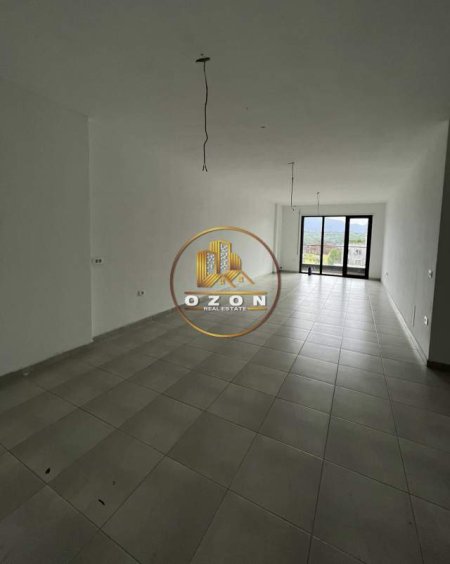 Tirane, jepet me qera ambjent biznesi Kati 10, 150 m² 1.000 Euro (Komuna e Parisit)