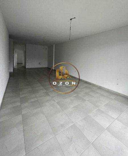 Tirane, jepet me qera ambjent biznesi Kati 10, 150 m² 1.000 Euro (Komuna e Parisit)