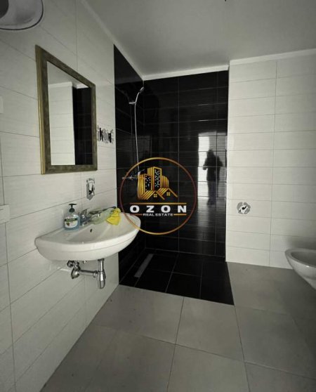 Tirane, jepet me qera ambjent biznesi Kati 10, 150 m² 1.000 Euro (Komuna e Parisit)
