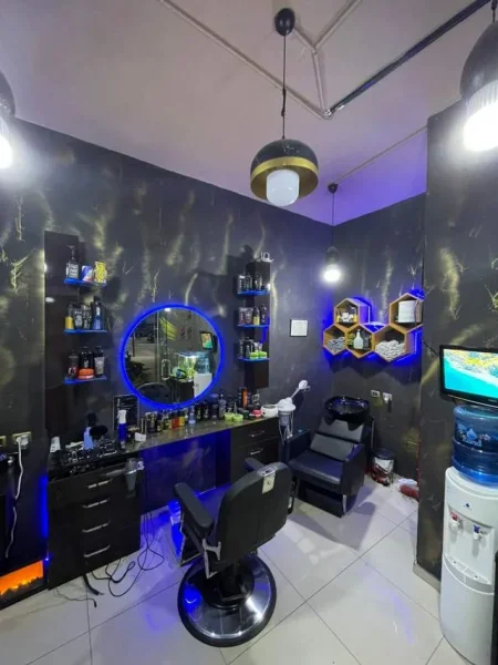 Okazion!! Mbyllet biznesi Barbershop! Shiten Pajisjet 4000 euro i diskutushem