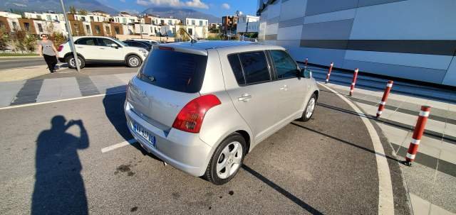 Tirane, shitet makine Suzuki Swift Viti 2006, 2.950 Euro