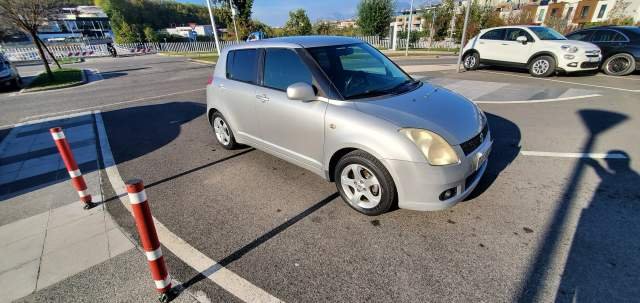 Tirane, shitet makine Suzuki Swift Viti 2006, 2.950 Euro