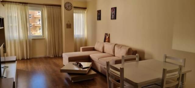 Apartament 2+1 me qira, 21-dhjetori ne kompleks banimi Tirane✔️