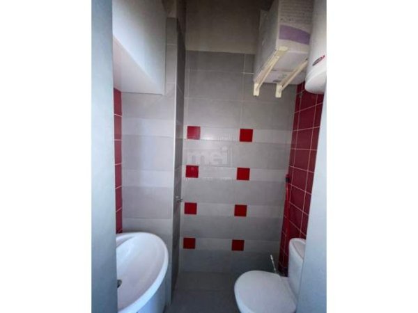 Tirane, jepet me qera zyre Kati 3, 30 m² 300 Euro (Myslym Shyri)