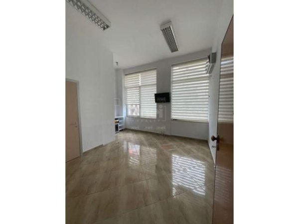 Tirane, jepet me qera zyre Kati 3, 30 m² 300 Euro (Myslym Shyri)