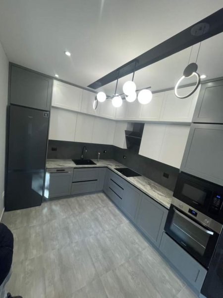 Tirane, jepet me qera apartament 3+1 Kati 0, 162 m² 1.000 Euro (Vilat Amerikane)