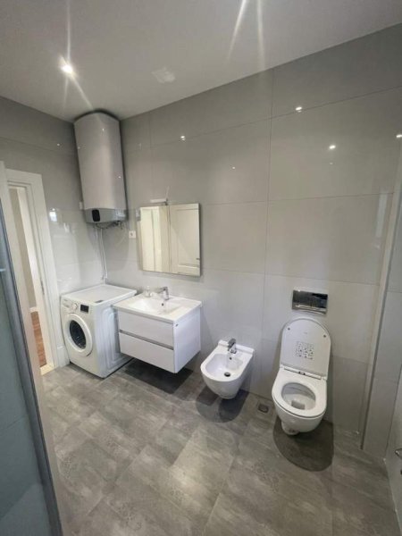 Tirane, jepet me qera apartament 3+1 Kati 0, 162 m² 1.000 Euro (Vilat Amerikane)