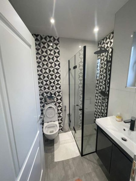 Tirane, jepet me qera apartament 3+1 Kati 0, 162 m² 1.000 Euro (Vilat Amerikane)