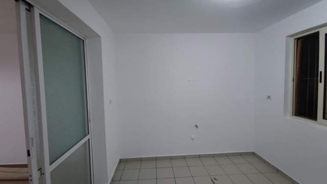 Tirane, jepet me qera ambjent biznesi Kati 1, 50 m² 35.000 Leke (Sulejman Delvina)