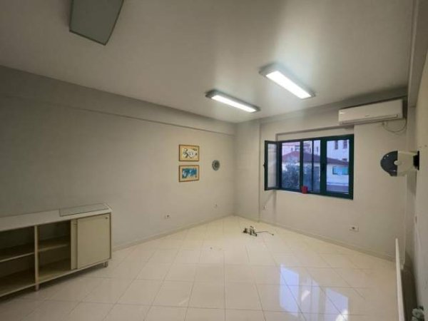 Tirane, jepet me qera ambjent biznesi Kati 1, 450 Euro