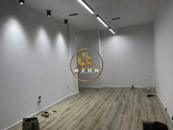 Tirane, jepet me qera ambjent biznesi Kati 2, 32 m² 300 Euro (Rruga e Kavajes)