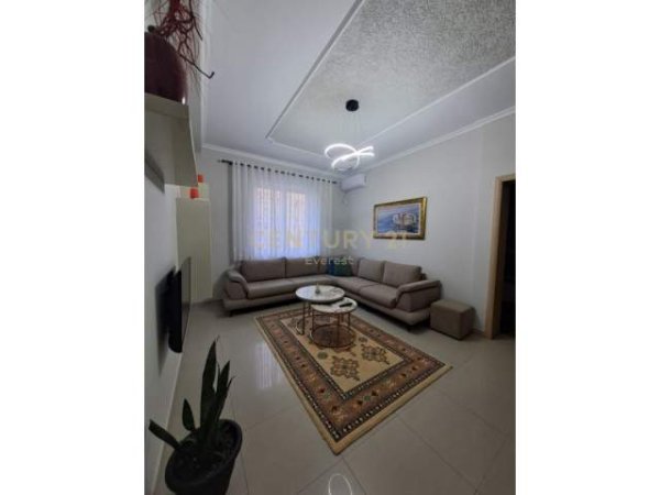 Tirane, jepet me qera apartament 1+1 Kati 3, 80 m² 450 Euro (Shkolla  e Baletit)