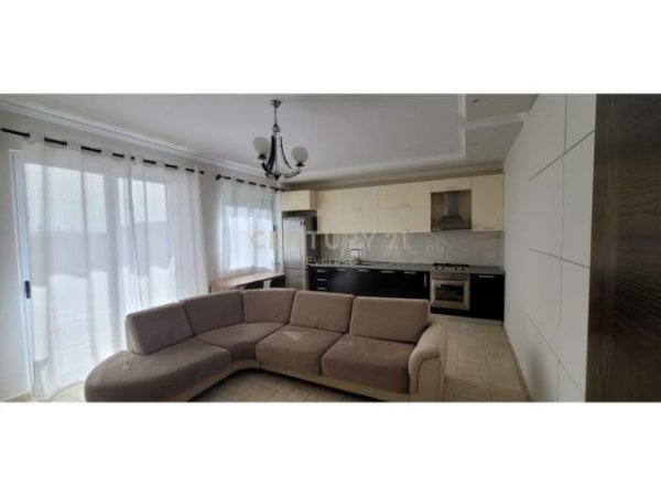 Tirane, jepet me qera apartament 1+1 Kati 7, 77 m² 450 Euro (Brryl)