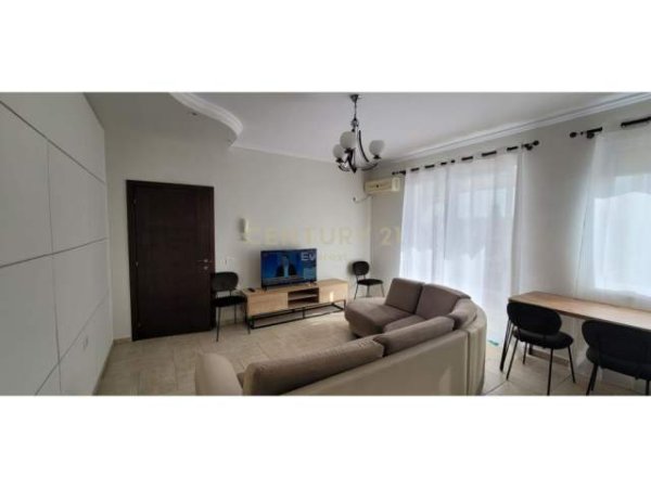 Tirane, jepet me qera apartament 1+1 Kati 7, 77 m² 450 Euro (Brryl)
