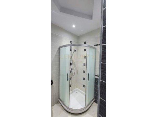 Tirane, jepet me qera apartament 1+1 Kati 7, 77 m² 450 Euro (Brryl)