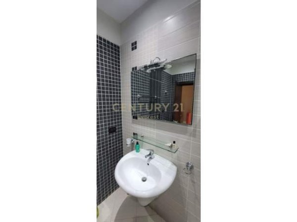 Tirane, jepet me qera apartament 1+1 Kati 7, 77 m² 450 Euro (Brryl)