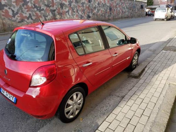 Tirane, shes makine Renault Clio Viti 2011, 4.800 Euro