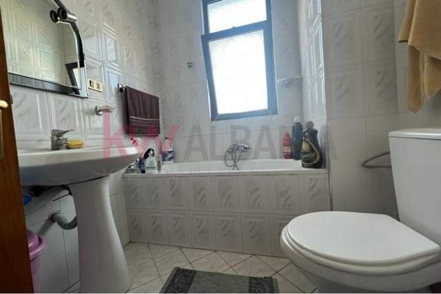 Tirane, shitet apartament 2+1 Kati 5, 100 m² 140.000 Euro (Rruga Muhamed Gjollesha)