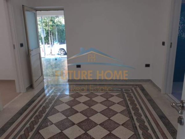 Durres, jepet me qera dyqan Kati 0, 80 m² 300 Euro (Prane Foto "Durresi")