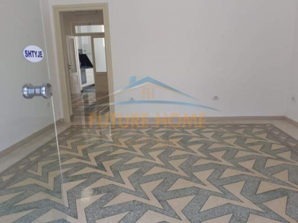 Durres, jepet me qera dyqan Kati 0, 80 m² 300 Euro (Prane Foto "Durresi")