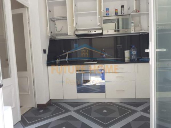 Durres, jepet me qera dyqan Kati 0, 80 m² 300 Euro (Prane Foto "Durresi")