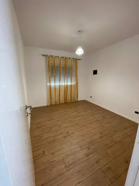 Tirane, jepet me qera apartament 2+1+BLK Kati 4, 94 m² 550 Euro (Komuna e Parisit)