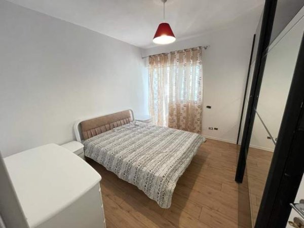 Tirane, jepet me qera apartament 2+1+BLK Kati 4, 94 m² 550 Euro (Komuna e Parisit)