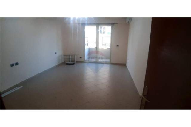 Tirane, jepet me qera zyre Kati 8, 75 m² 500 Euro (Pranë Ish Ekspozitës)