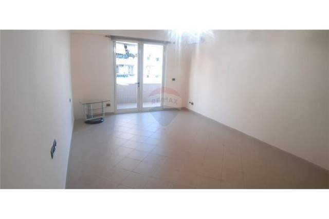 Tirane, jepet me qera zyre Kati 8, 75 m² 500 Euro (Pranë Ish Ekspozitës)