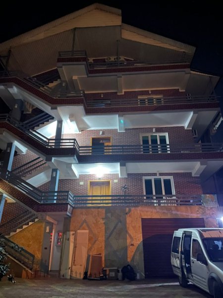 Tirane, jepet me qera Vile Kati 4, 3.500 m² 3.500 € (RRUGA E ELBASANIT)