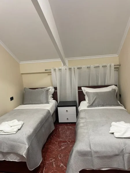 Tirane, jepet me qera Vile Kati 4, 3.500 m² 3.500 € (RRUGA E ELBASANIT)