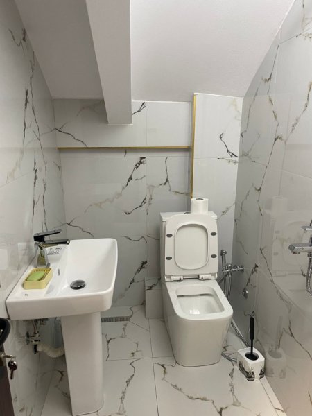 Tirane, jepet me qera Vile Kati 4, 3.500 m² 3.500 € (RRUGA E ELBASANIT)