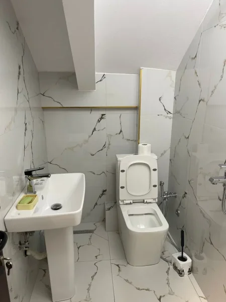 Tirane, jepet me qera Vile Kati 4, 3.500 m² 3.500 € (RRUGA E ELBASANIT)
