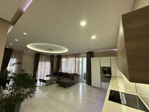 Tirane, jepet me qera apartament 3+1 Kati 4, 1300€ (Liqeni i Thate)