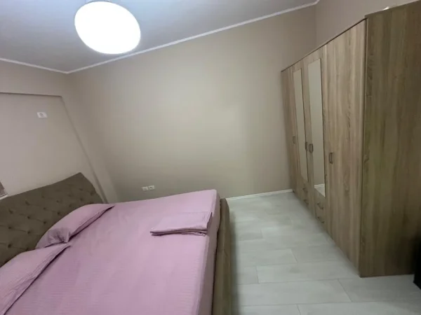 Tirane, jepet me qera apartament 3+1 Kati 4, 1300€ (Liqeni i Thate)