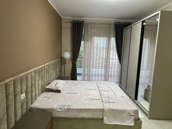 Tirane, jepet me qera apartament 3+1 Kati 4, 1300€ (Liqeni i Thate)
