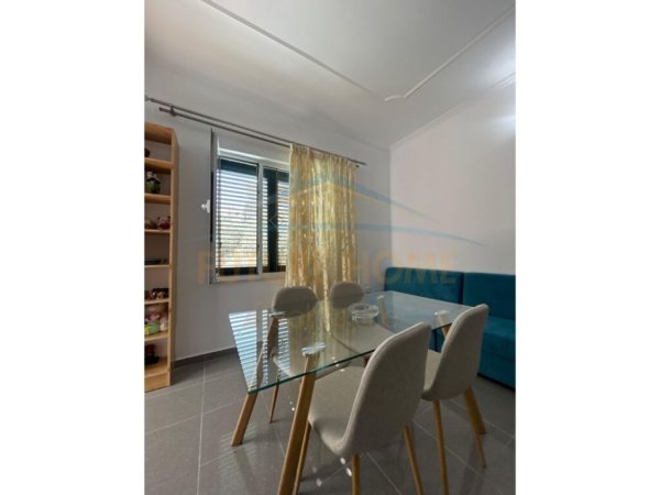 Tirane, jepet me qera apartament 2+1+Aneks+Ballkon Kati 2, 85 m² 400 € (Fresk)