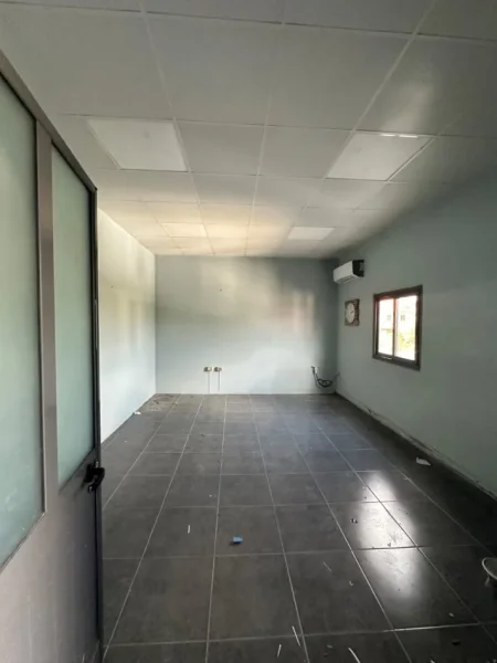 Tirane, jepet me qera magazine Kati 0, 1.200 € (Kombinat)