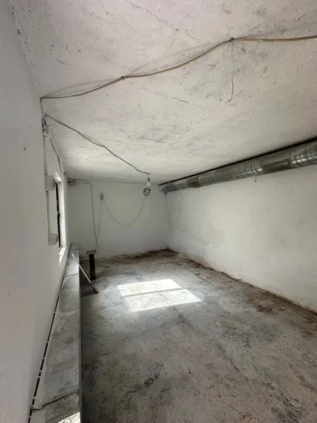 Tirane, jepet me qera magazine Kati 0, 1.200 € (Kombinat)