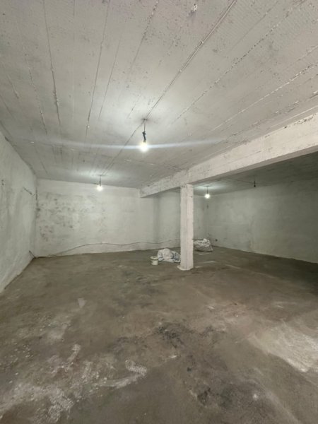 Tirane, jepet me qera magazine Kati 0, 1.200 € (Kombinat)