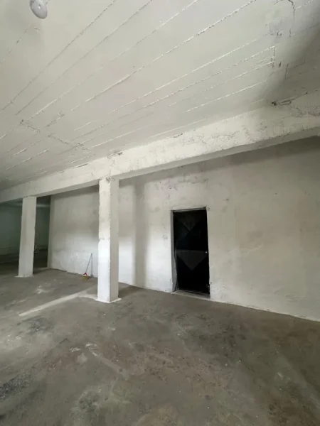 Tirane, jepet me qera magazine Kati 0, 1.200 € (Kombinat)