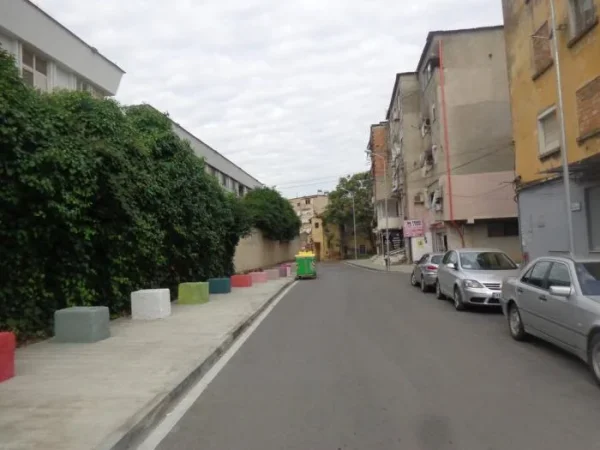 Tirane, jepet me qera ambjent biznesi Kati 0, 15 m² 250 € (zogu i zi , rruga e durresit)