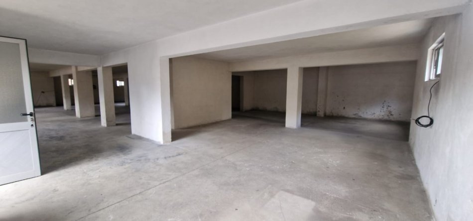 Tirane, jepet me qera Kati 0, 360 m² 800 € (Casa Italia)