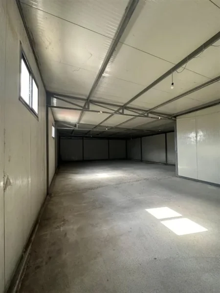 Tirane, jepet me qera magazine Kati 0, 600 m² 1.200 € (Kombinat)