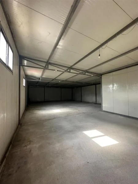 Tirane, jepet me qera magazine Kati 0, 600 m² 1.200 € (Kombinat)