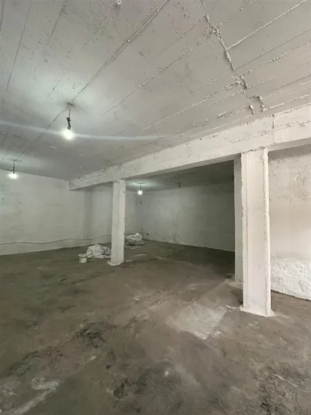 Tirane, jepet me qera magazine Kati 0, 600 m² 1.200 € (Kombinat)