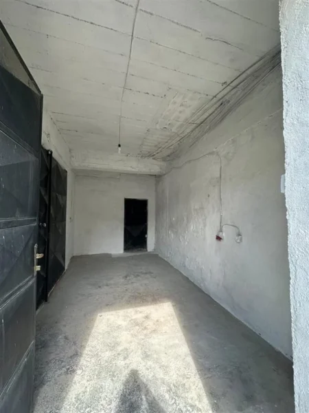 Tirane, jepet me qera magazine Kati 0, 600 m² 1.200 € (Kombinat)