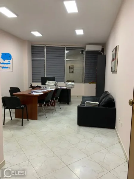 Tirane, jepet me qera zyre Kati 1, 39 m² 700 € (RRUGA E ELBASANIT)